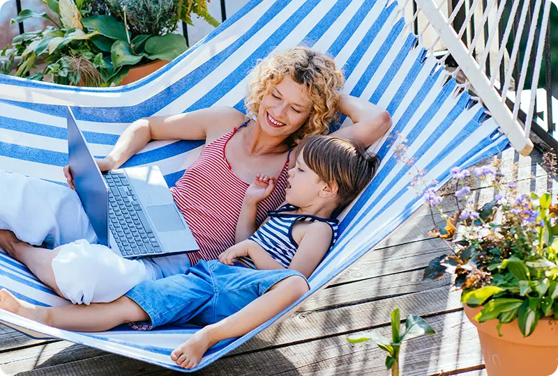 SpardaSorgenFrei – Ihr finanzieller Notfallplan Mutter und Sohn liegen in der Hängematte mit Laptop